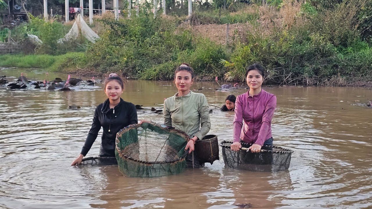 น้องหล้าน้อยและน้องน้ำน้องจันทร์เพ็ญลุยน้ำท้าลมหนาวล่ากุ้ง
