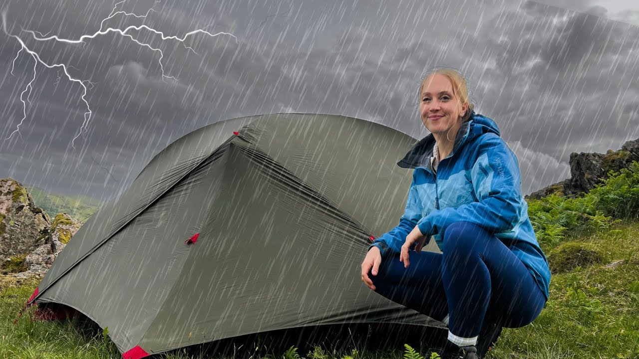Девушка-одиночка в походе во время шторма | Укрытие в палатке и сильный дождь