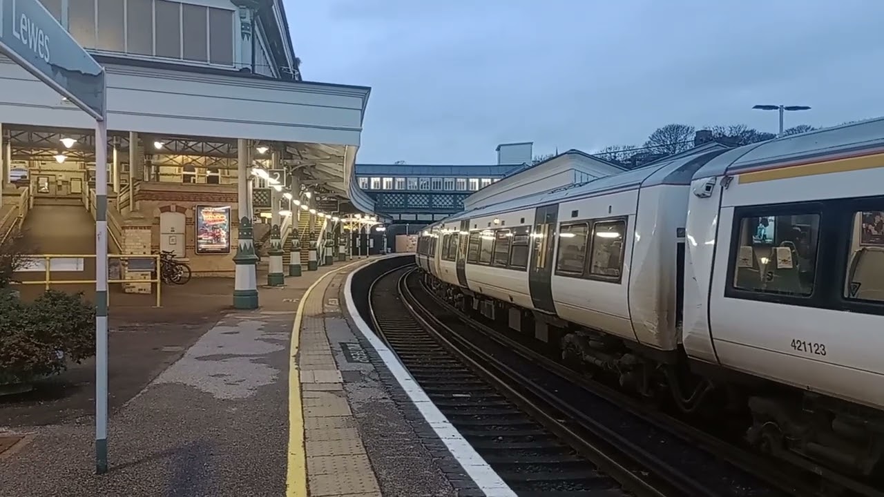 # 387123 and 387208 on the late running 