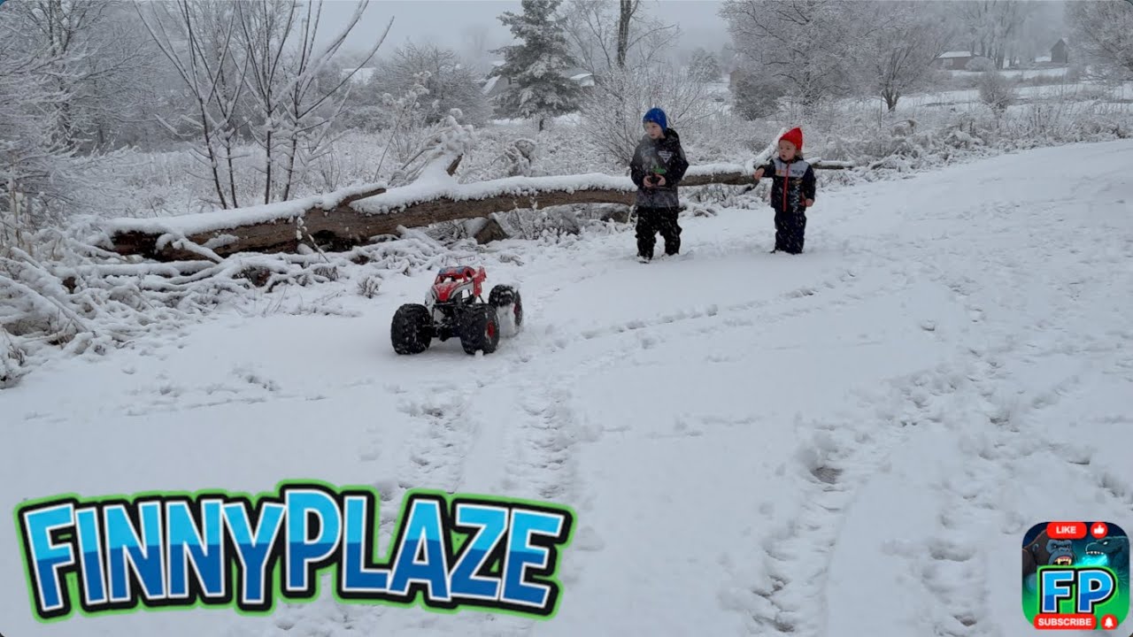 R/C Spiderman MonsterJam truck in the snow 👦🎮🕷️🛻❄️👨☃️ 