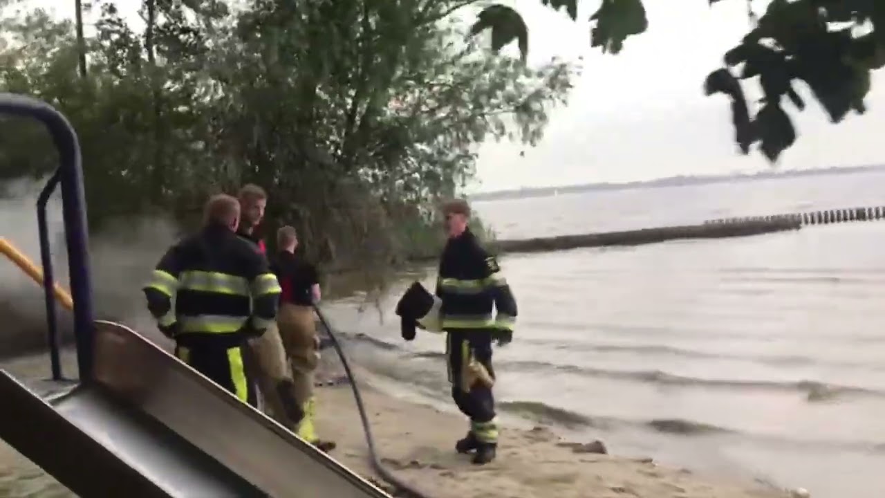Jeugd steekt picknickbankje in brand bij strandje Eastermar