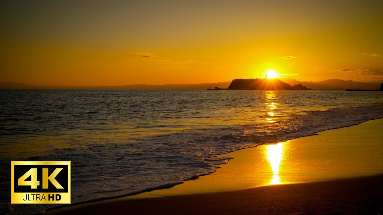 (波の音)七里ヶ浜から見る江ノ島に沈む夕日(4K)