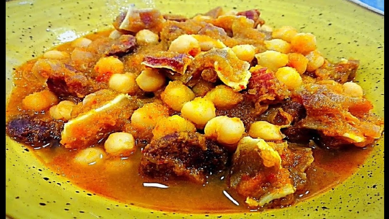 OREJA CON GARBANZOS GUISADA