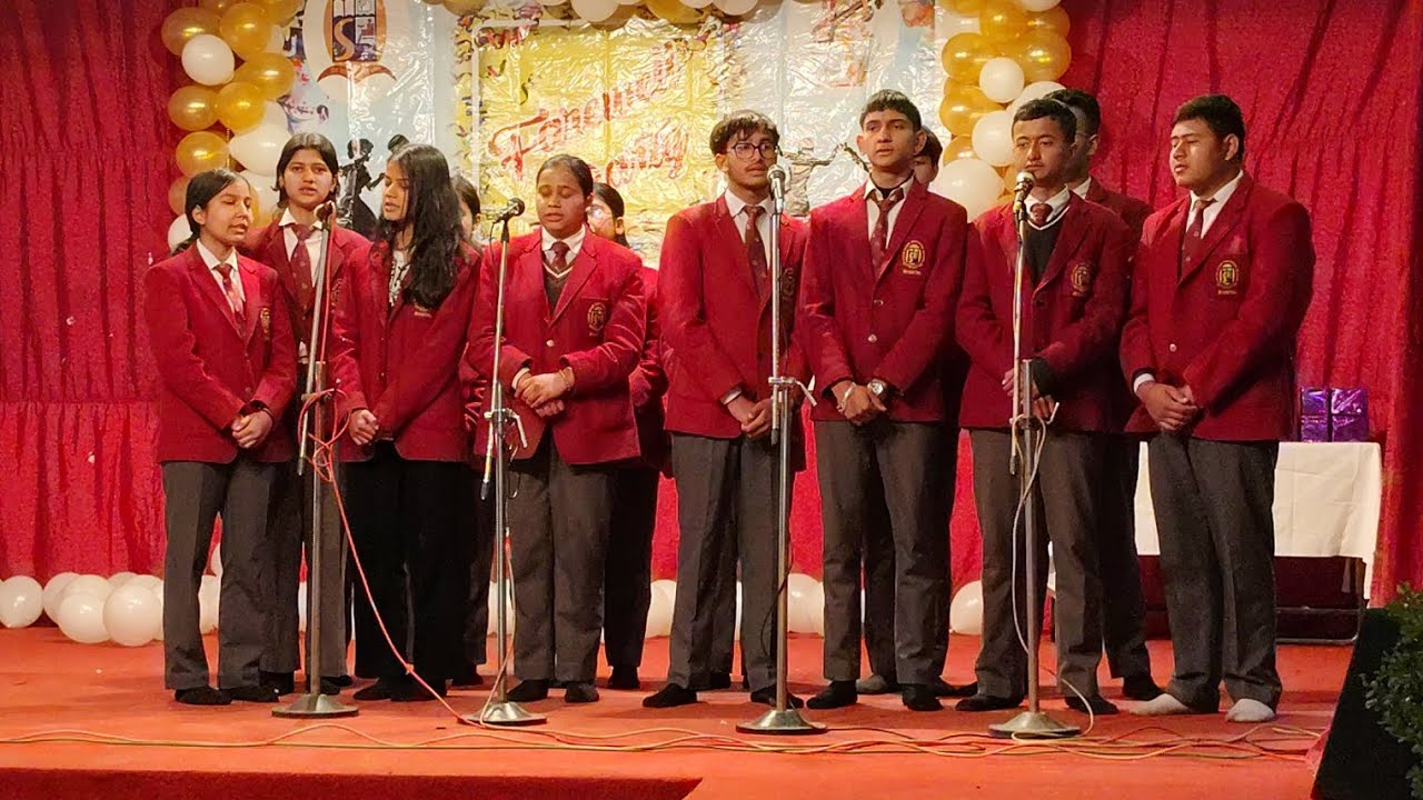 Seniors ki vidaai par ek choti si bhent—Maa ki vandana aur dher saara pyaar.