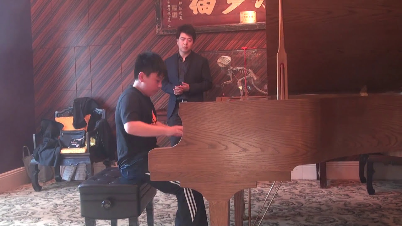 Oliver Chen played the piano with Lang Lang's advice in 2014