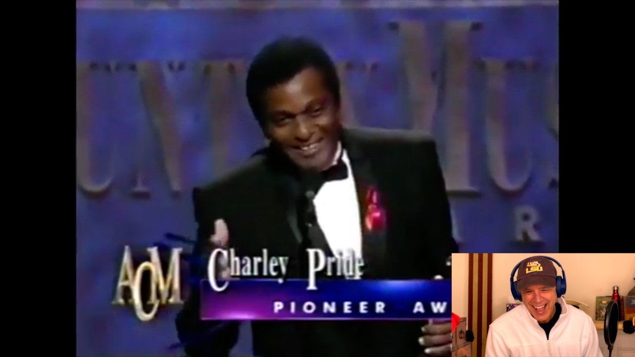 Чарли Прайд получает награду ACM Pioneer Award 1994 года от Бака Оуэнса.