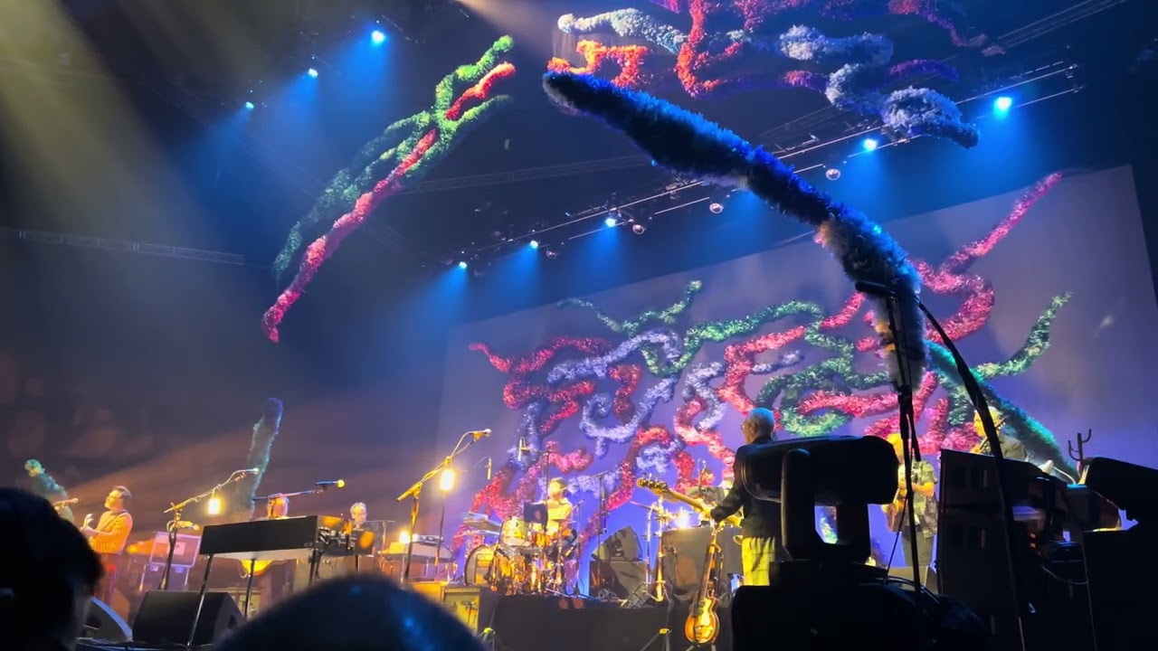 Weather With You (bit of first verse & first chorus) Crowded House LIVE, Madrid, ES, 27/10/2024