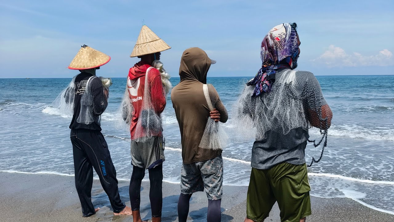 The atmosphere when fishing for blanak fish on the beachDayatmin06 sedang live sekarang!