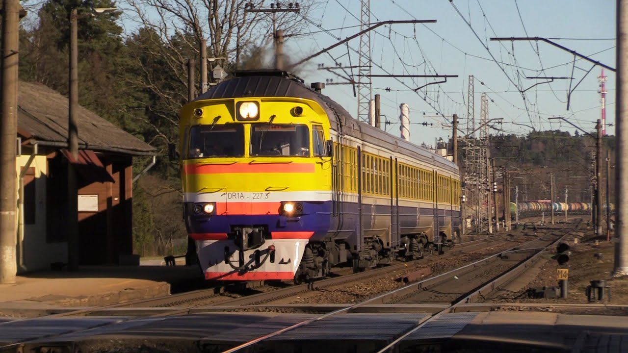 Дизель-поезд ДР1А-227 на о.п. Яуногре / DR1A-227 DMU at Jaunogre stop