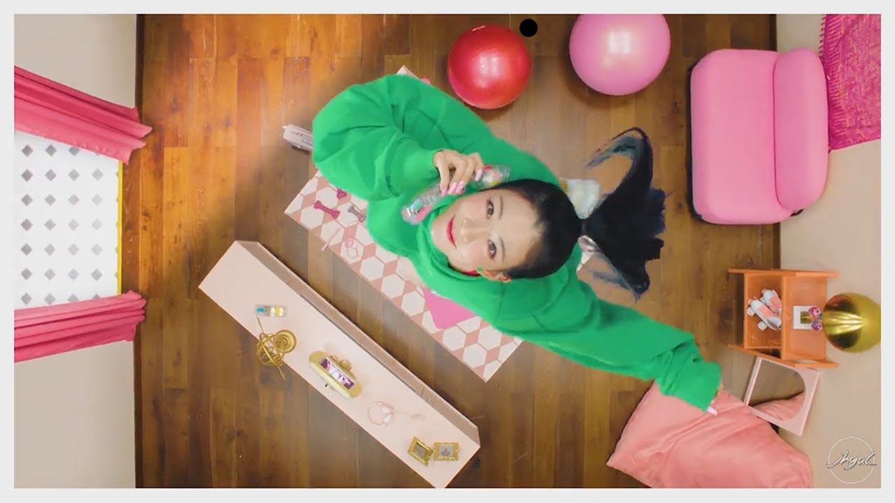 Chaeng falling from the ceiling be like