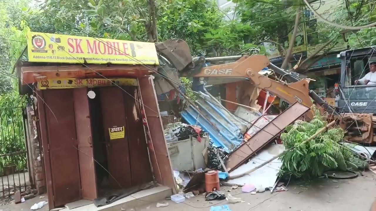 दिल्ली के Gaffar Market में फुटपाथ पर बनी दुकानों पर MCD की सख्त कार्रवाई | Delhi MCD Encroachment