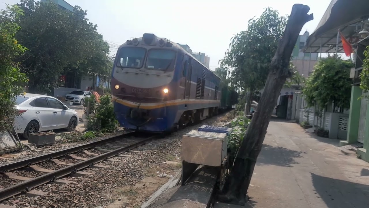 Đầu máy D19E kéo tàu hàng vào ga Đà Nẵng (5 tháng 4, 2025)