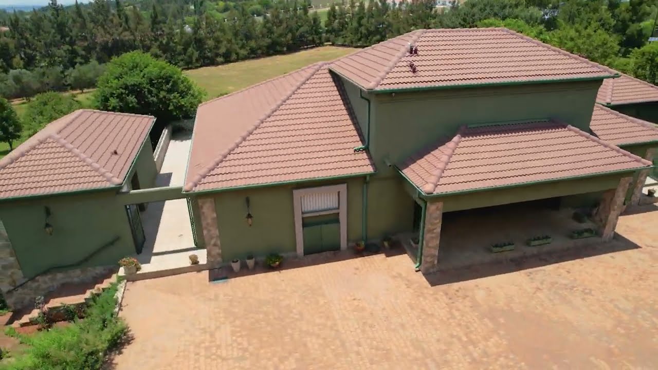 Luxury Country Estate living with 2 Boreholes, Guest Suites & Exceptional Garaging