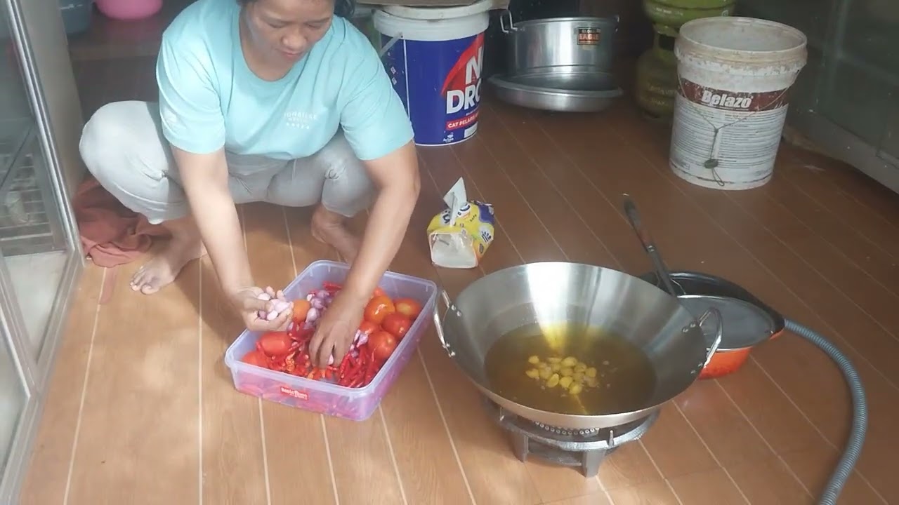 Bantu masak tempat tetangga mau mendoa menjelang puasa