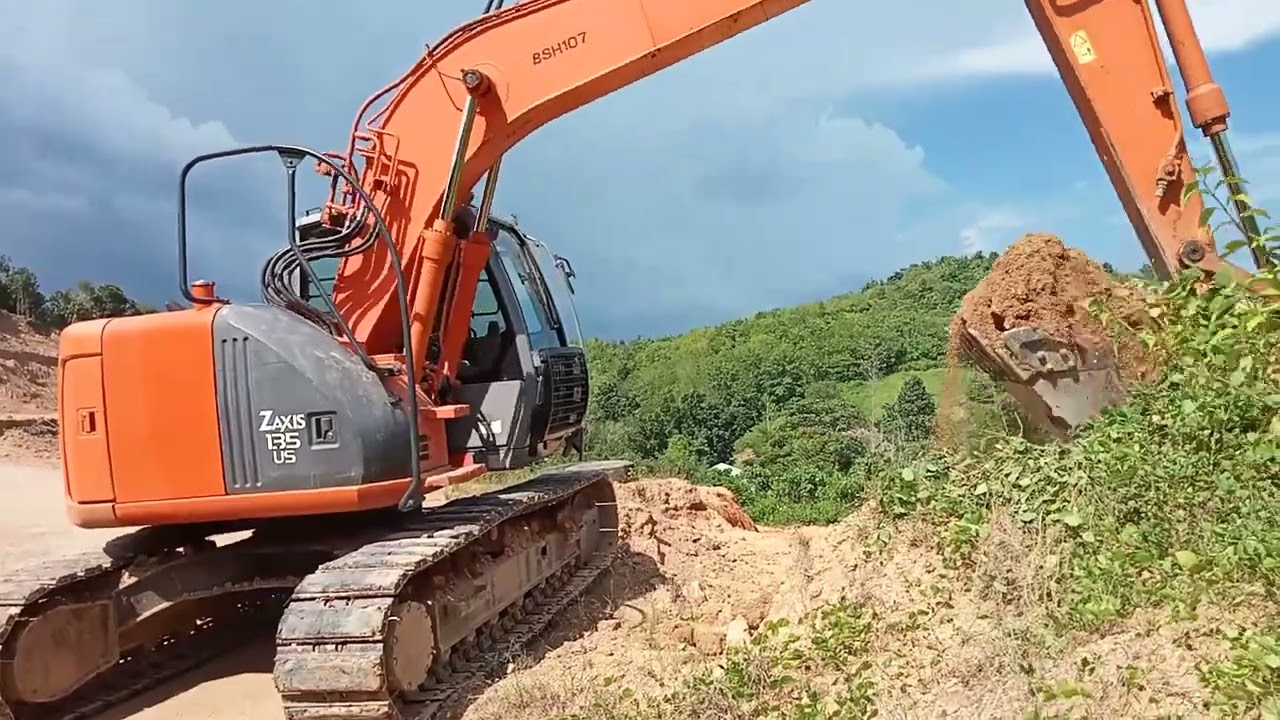 Hitachi Zaxis 135-US, Filling Material Loading