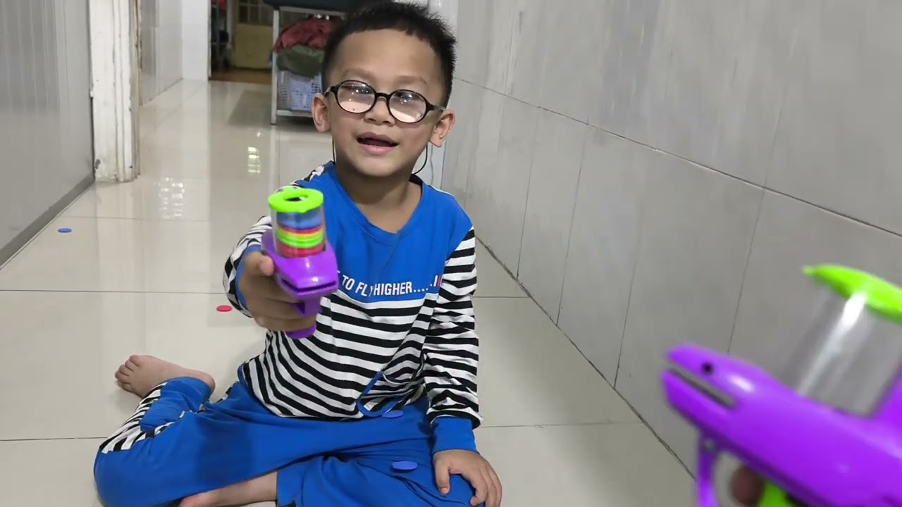 ♥️Chơi thử đồ chơi bắn thẻ xóp cùng với Phúc nè.