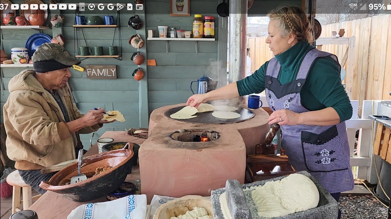 A MOLER EN MOLINO DE MANO Y METATE,  ASI COMO ANTES...