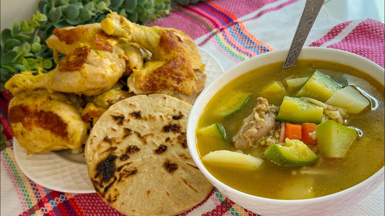Sopa de pollo Salvadoreña tradicional así como la hacia mi abuela en el campo