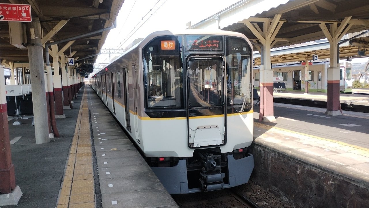 SUB(2026年02月中旬撮影)急行中川&rarr;上本町5820系DF51編成5851右側面．日本語字幕を表示すると駅名が出てきます．