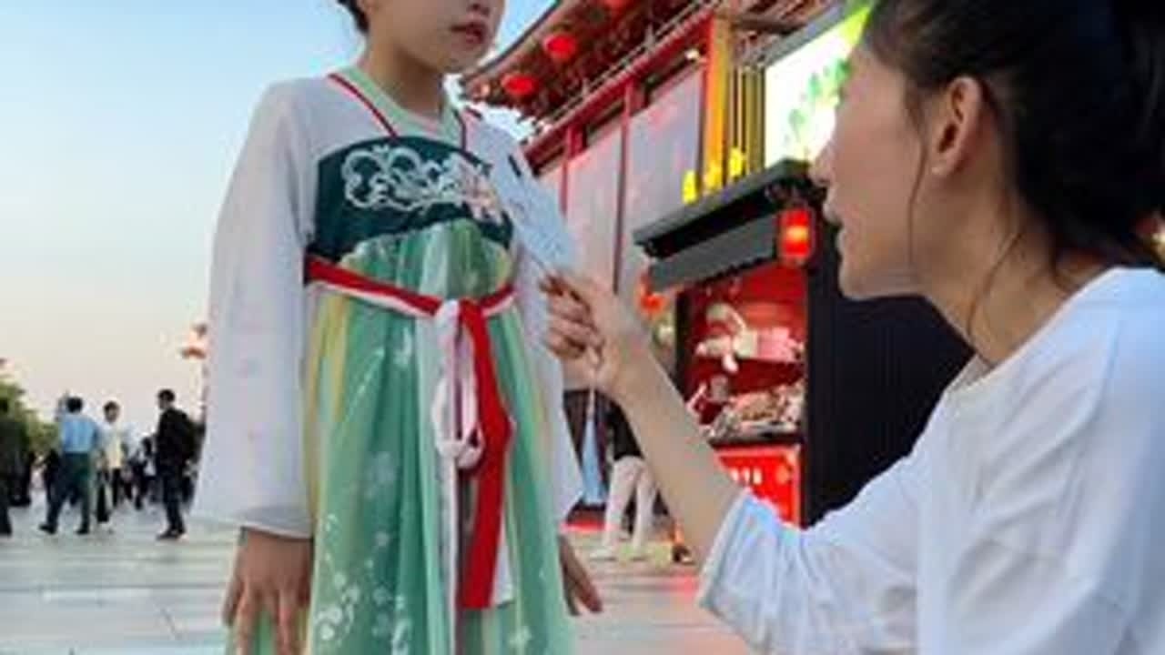 又是别人家的孩子#古诗词 #街头采访 #小朋友 #西安 #中华文化
