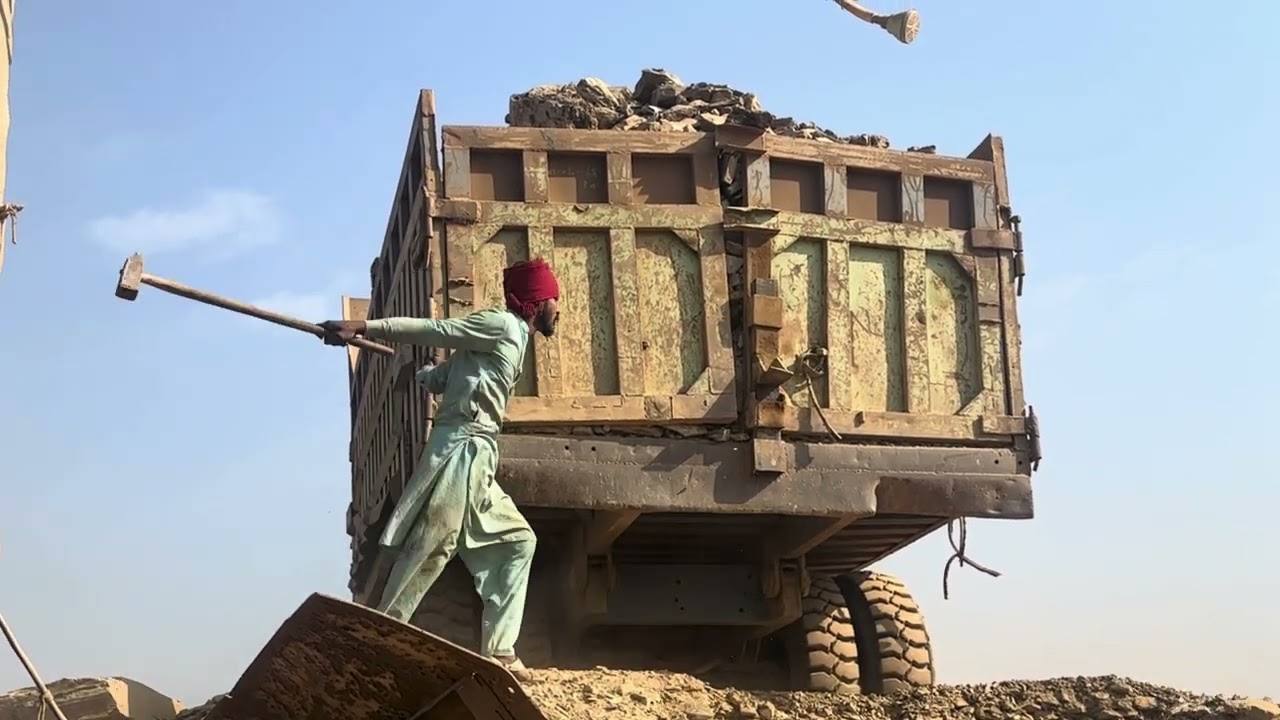 Giant Rock Crushing Machine in ActionMassive Stone Breaking Power | Heavy Machinery at WorkExtrem Ro
