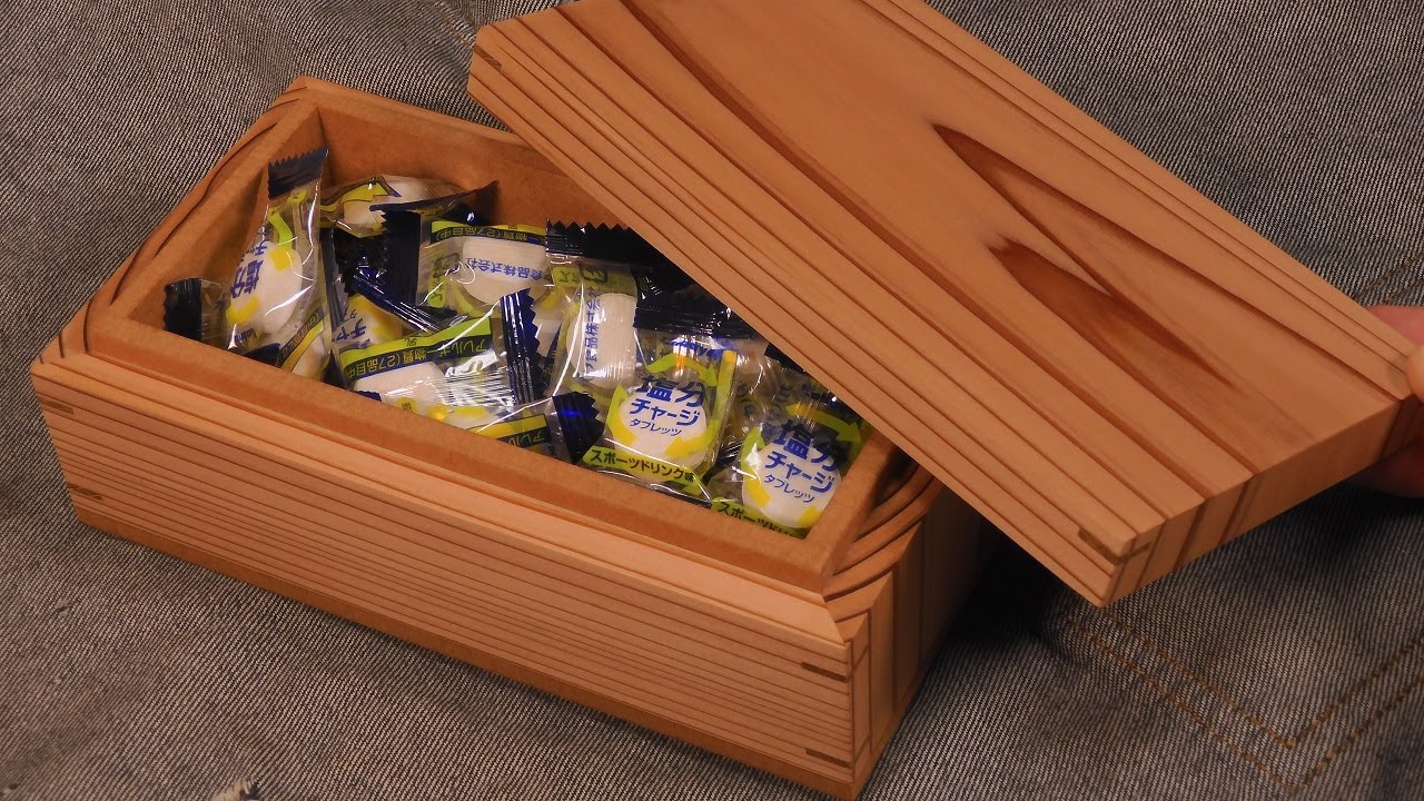 Simple wooden box. /スギ板で作るシンプルな箱。カンザシ？挽きこみ留継ぎで補強。