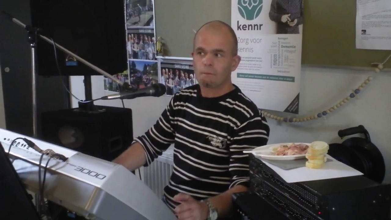 Optreden van Andy Schuring bij afscheidsfeest bij Talant Stationsweg in Dokkum