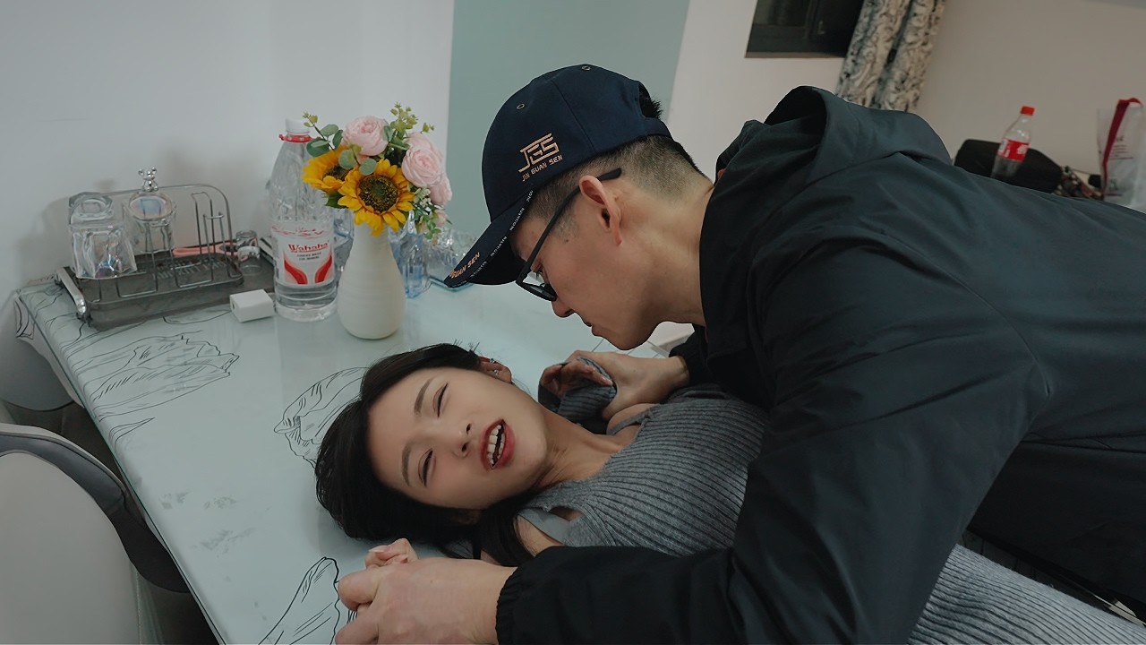 深夜女孩被俩陌生男子，拖入绿化带中，但结果却让人大跌眼镜！#影視解説 #悬疑电影 #film #影视聚焦 #剧情 #精彩影视 #movie #正能量剧情 #悬疑帽子哥#悬疑#悬疑剧