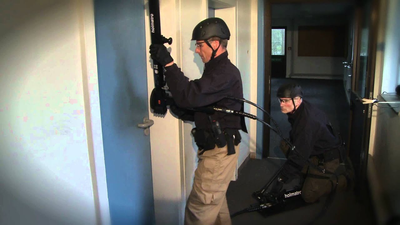 Setting up silent entry with Holmatro door opener HDR 50 ST