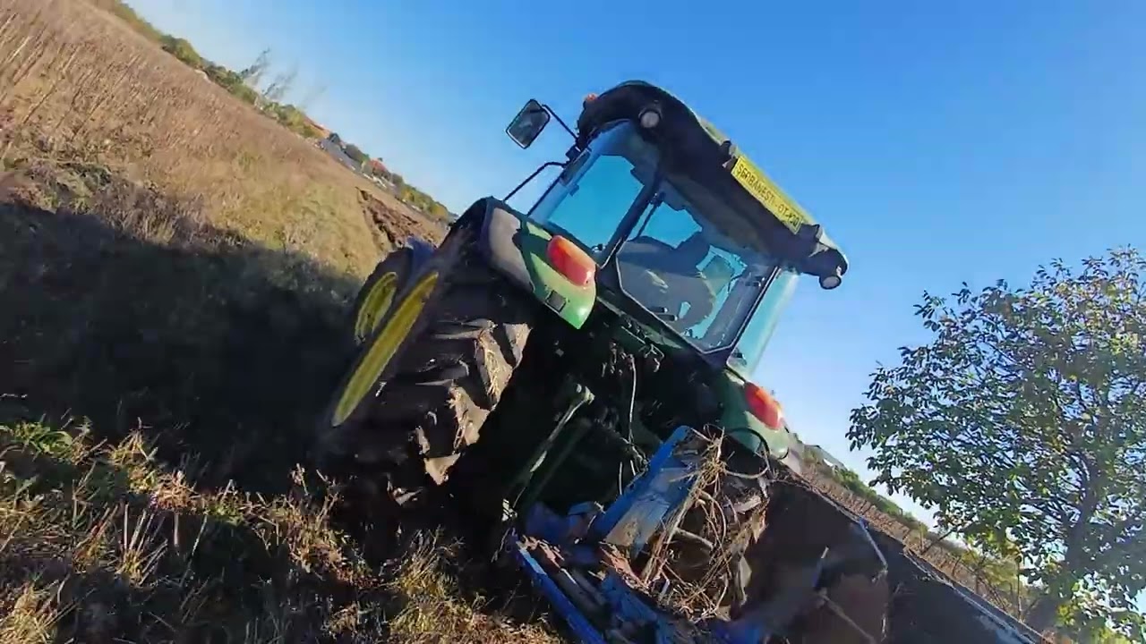 La arat cu John Deere-ul 5100M și plug Moldovenesc.