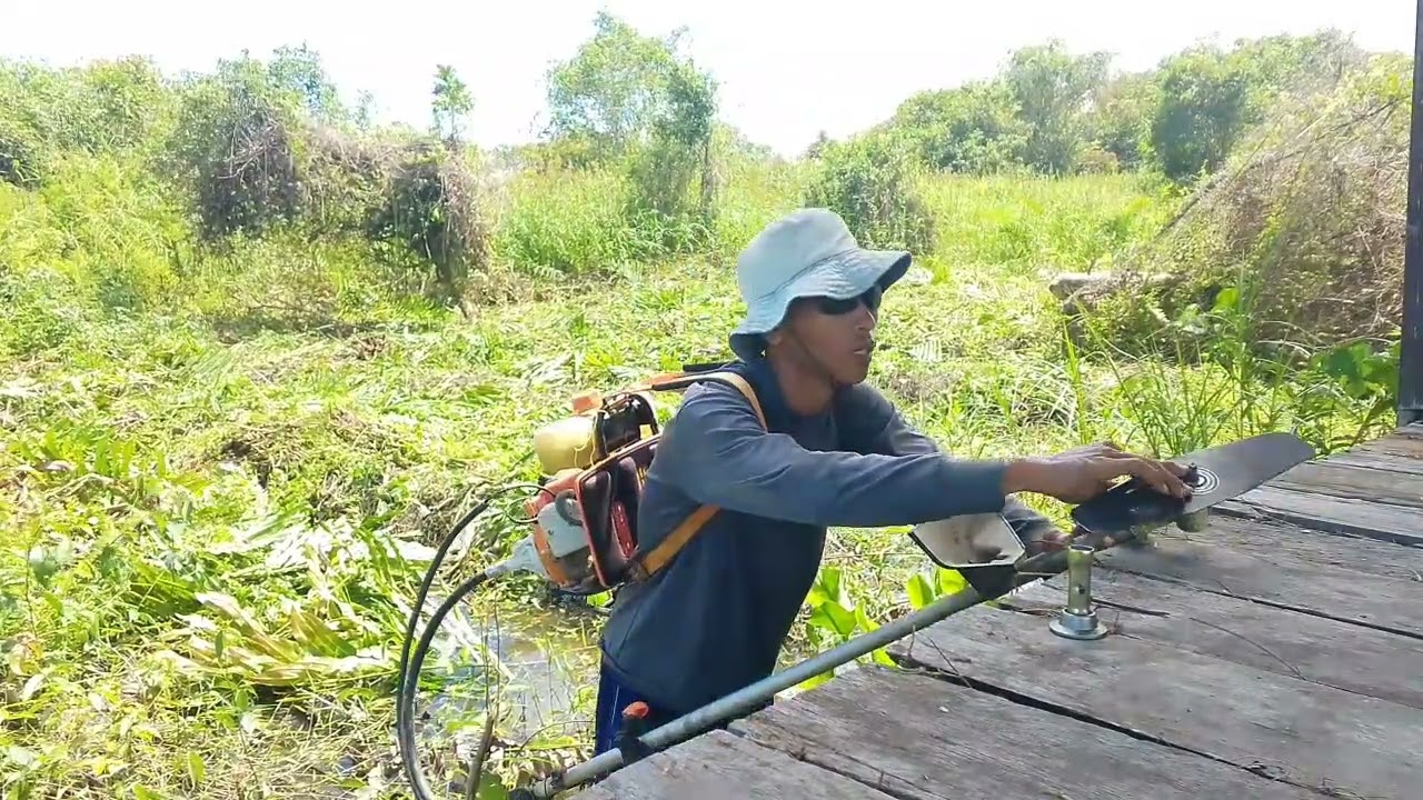 TERBAS RUMPUT KURANG SEDIKIT,TAPI MESIN RUMPUT MINTA ISTIRAHAT.LANJUT BERSIHKAN RUMAH