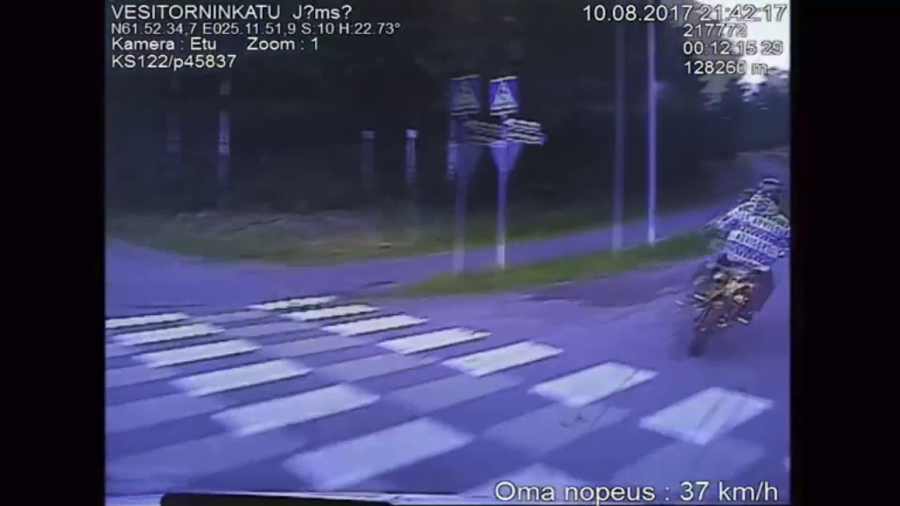 Manne ajaa kevarilla poliisia karkuun J&auml;ms&auml;ss&auml;