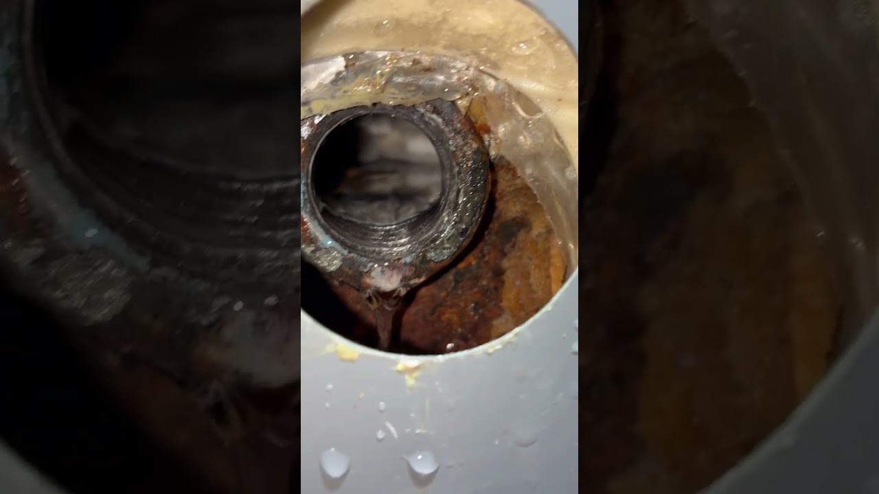 Arreglando una fuga de agua, de un calentón de agua.💦 