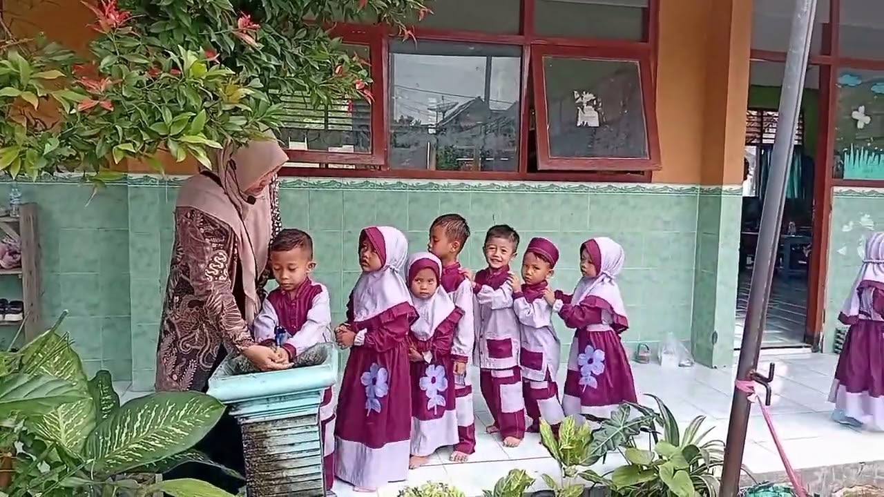 Menerapkan gaya hidup sehat & terbiasa antri 