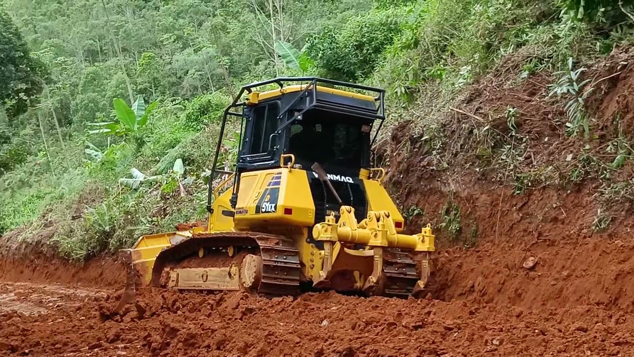 trator de esteira D51 komatsu abrindo estrada parte 2
