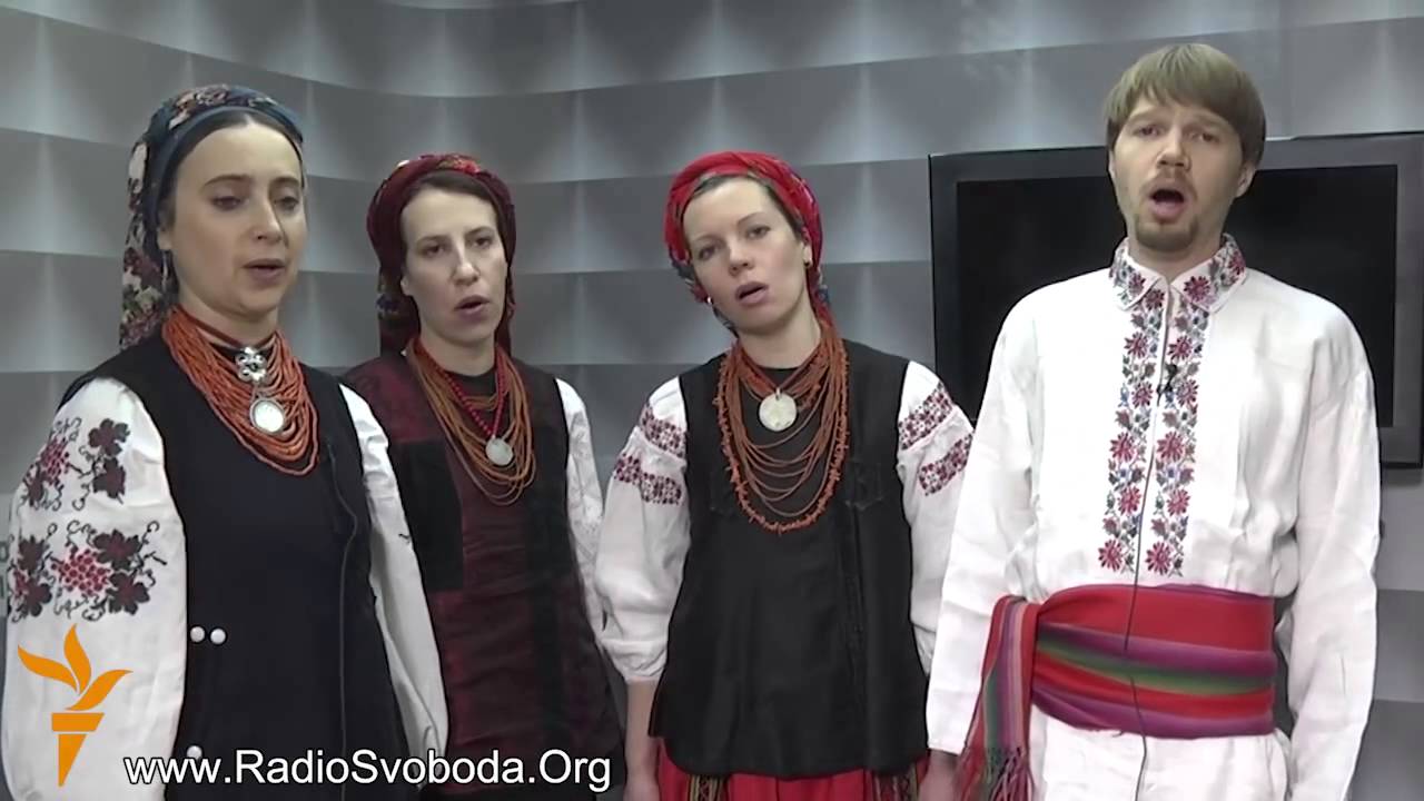 Божичі колядують на радіо 