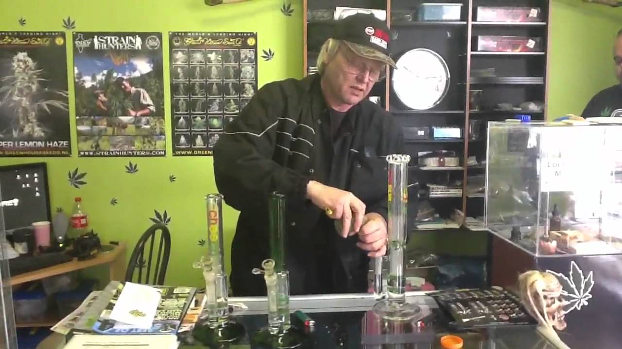 Cheech Bong With HoneyComb Diffuser