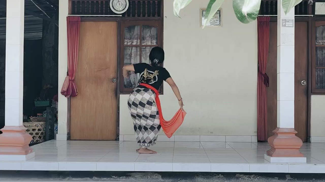 Tari Rejang Dewa Tampak Belakang