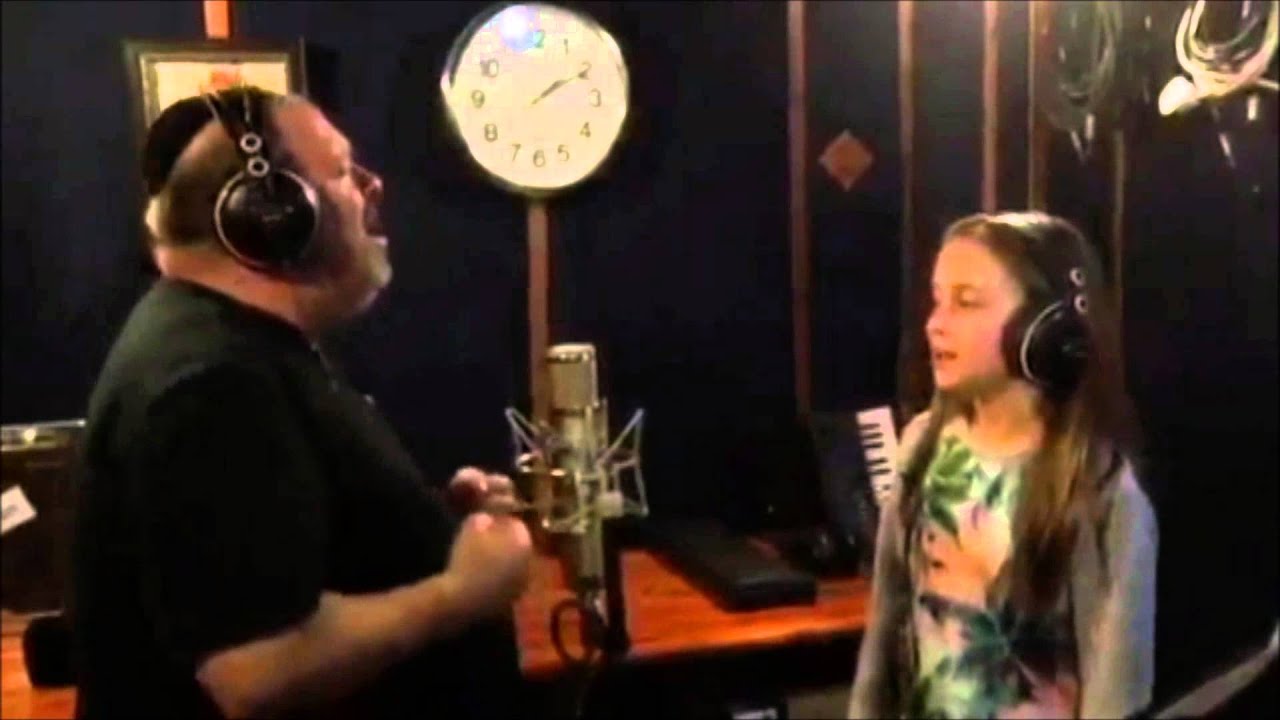דדי גראוכר שר עם הנכדה שלו עדי פוסנהיימר  Dedi Graucher sings with his grand-daughter Adi