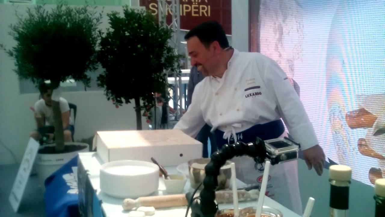 Show cooking cannolo