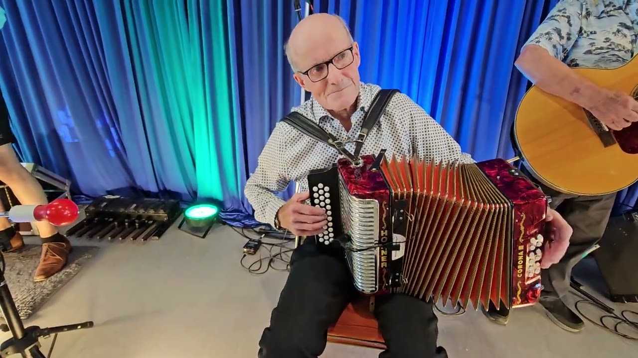 Ghislain avec une belle valse 🪗🎸🎹