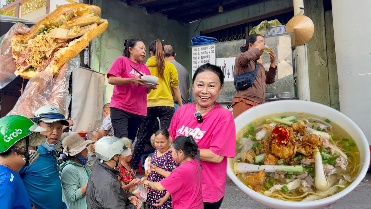 Quán Phở Gà Ngon Đến Chậm Là Hết | 205 Ổ Bánh Mì Chị Phát Trong Nháy Mắt 