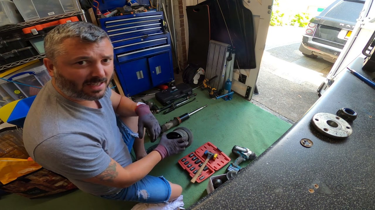 L322 RANGE ROVER - Air Spring Strut Disassembly