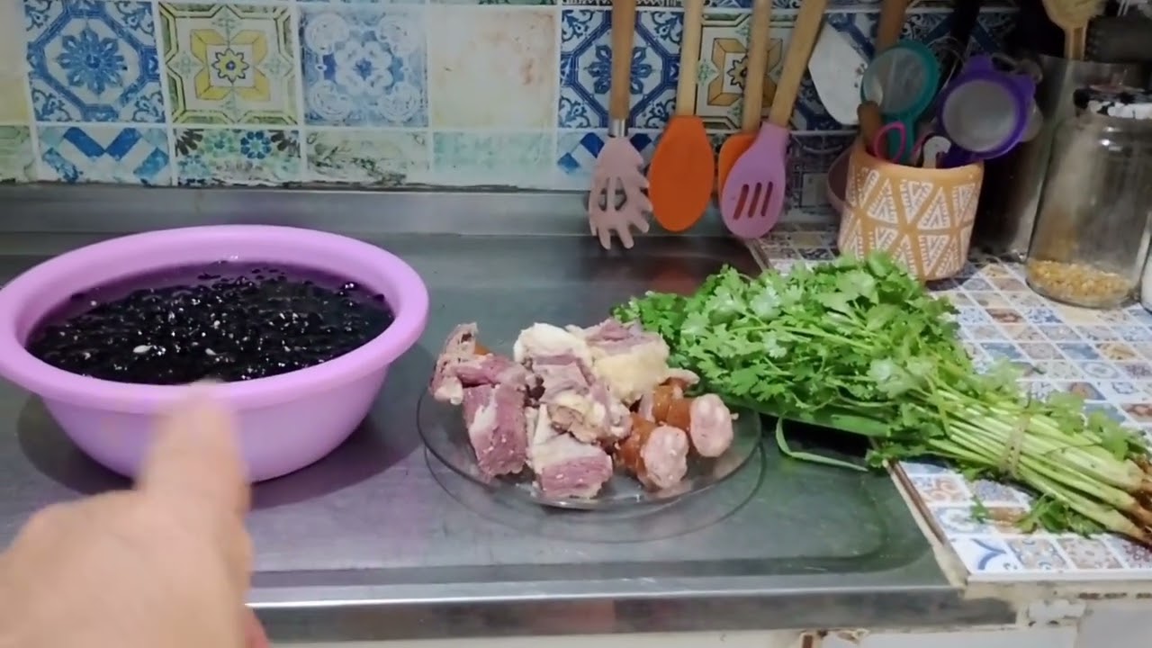PREPARANDO  OSSO DE PATINHO COM O FEIJÃO PRETO
