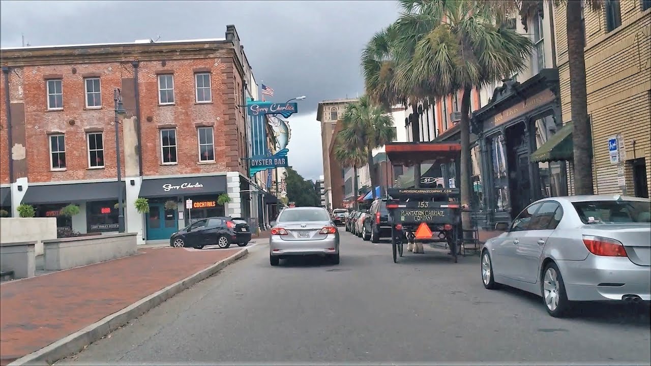Driving Downtown - Savannah - USA