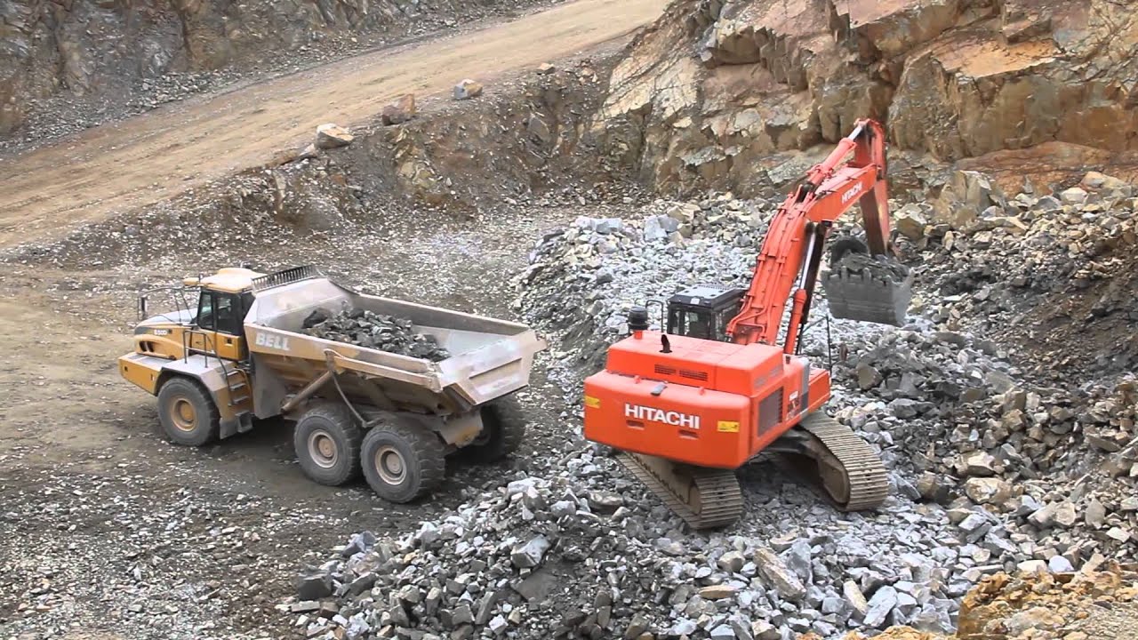 Hitachi ZX470LCH loading Bell B50D