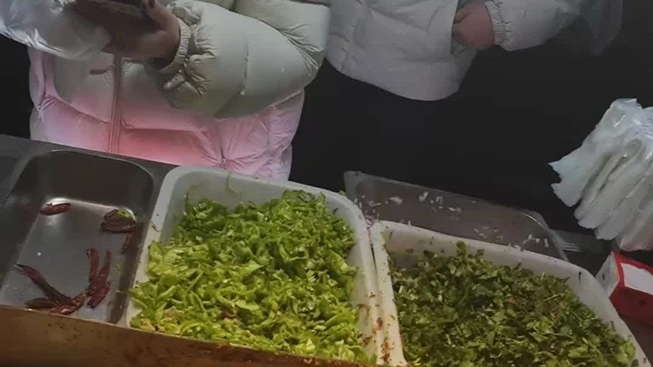 Live : good Chinese beauties make scallion pancakes on the street, and they are very中国台湾香港澳门煎好吃就盒饭