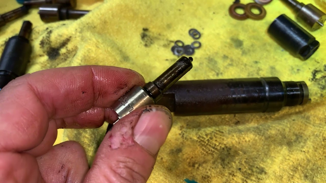 Toyota Land Cruiser 1HD-T injector service.