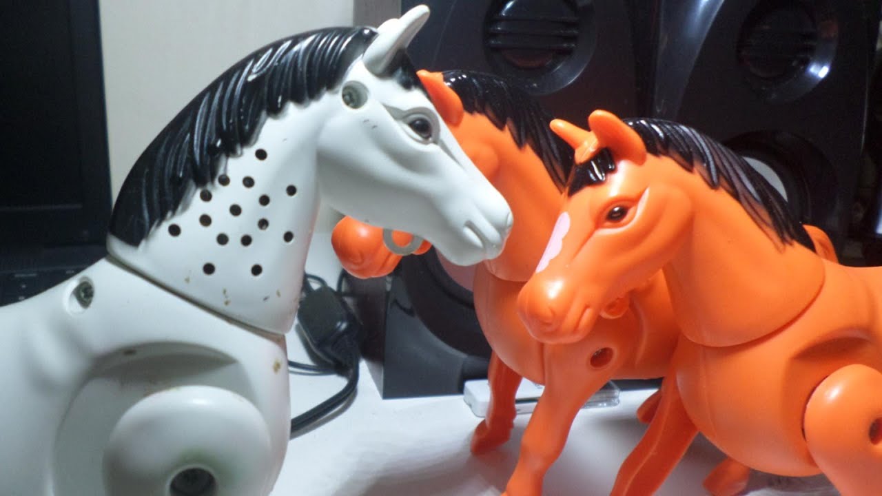 Caballo de juguete a pilas que camina. Animal para niños