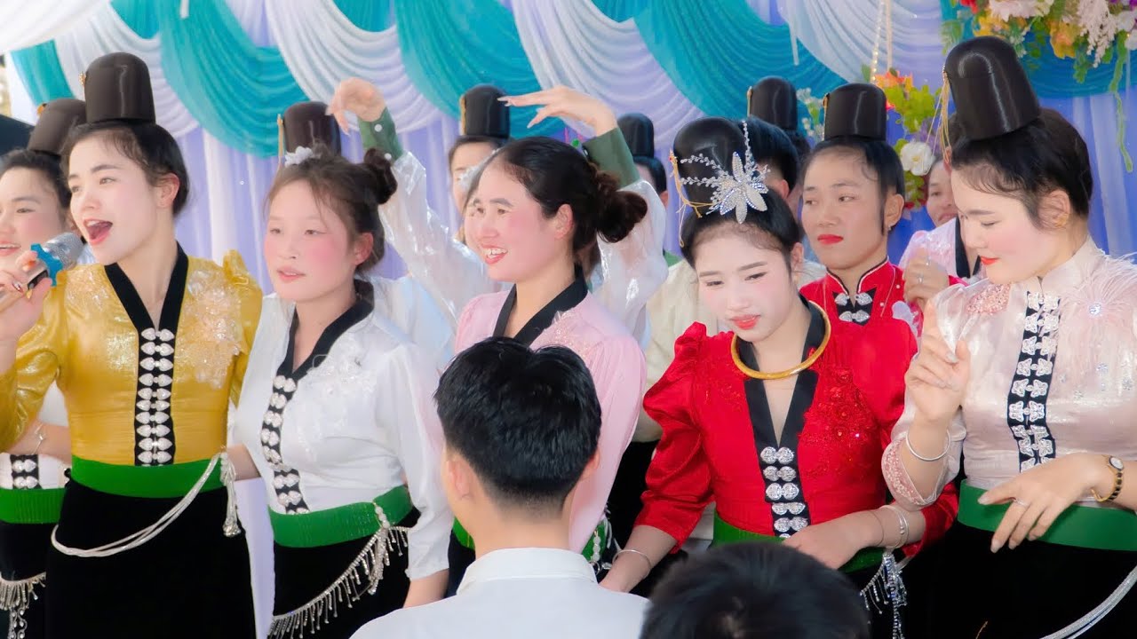 Танцевальная группа Northwestern Dance Group отметила свадьбу Ан Нгуен и Ан Куен в деревне На Лан.